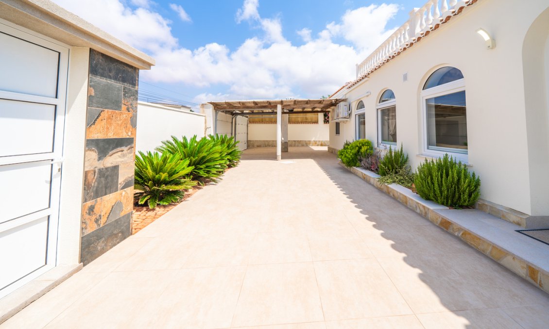 Resale - Villa -
Torrevieja - Costa Blanca