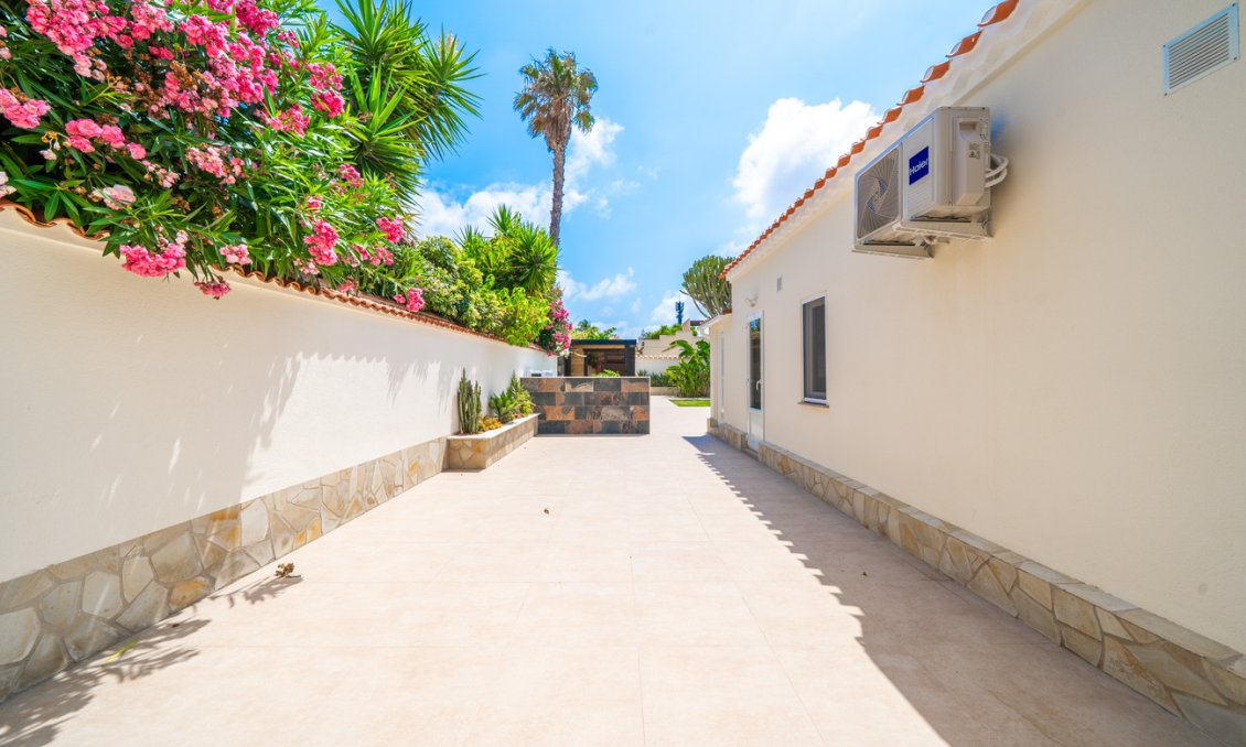 Resale - Villa -
Torrevieja - Costa Blanca