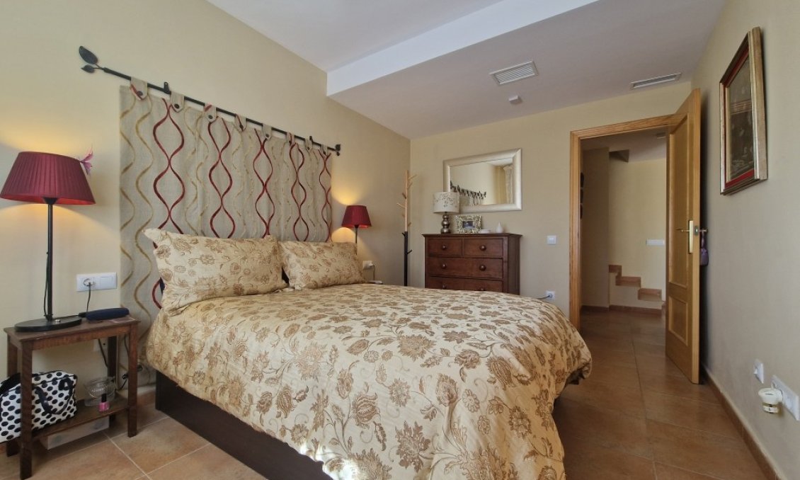 Wiederverkauf - Semi Detached -
Relleu - Inland