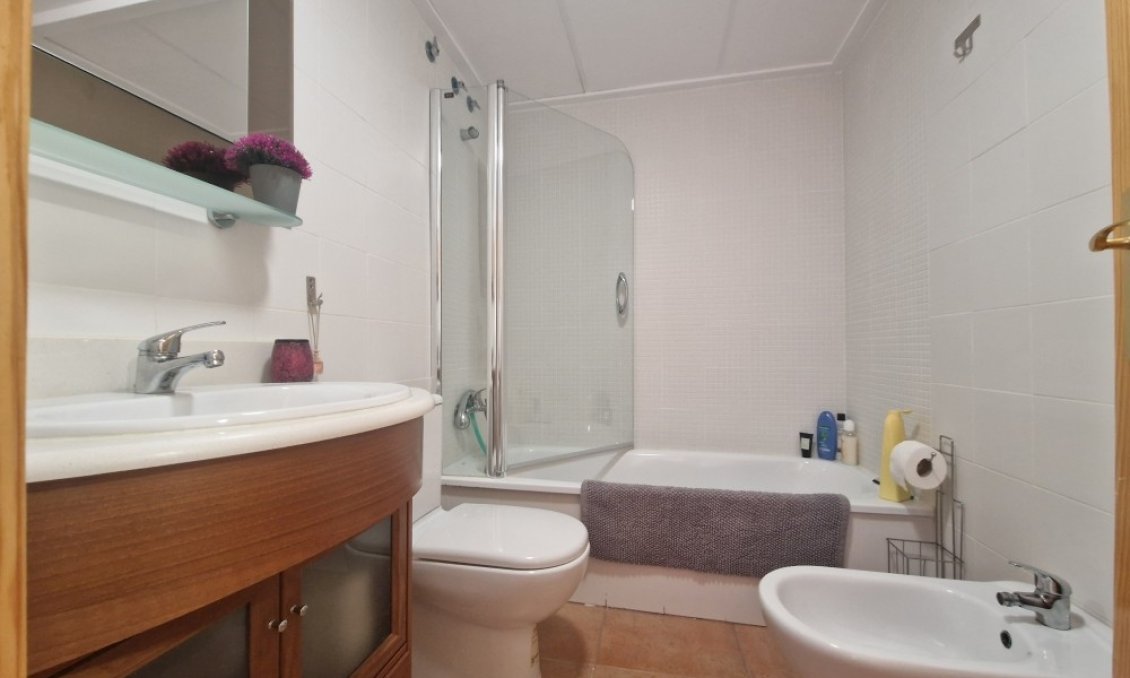 Wiederverkauf - Semi Detached -
Relleu - Inland