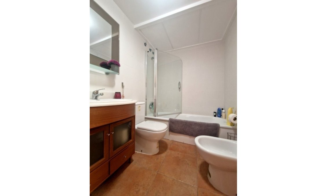 Wiederverkauf - Semi Detached -
Relleu - Inland