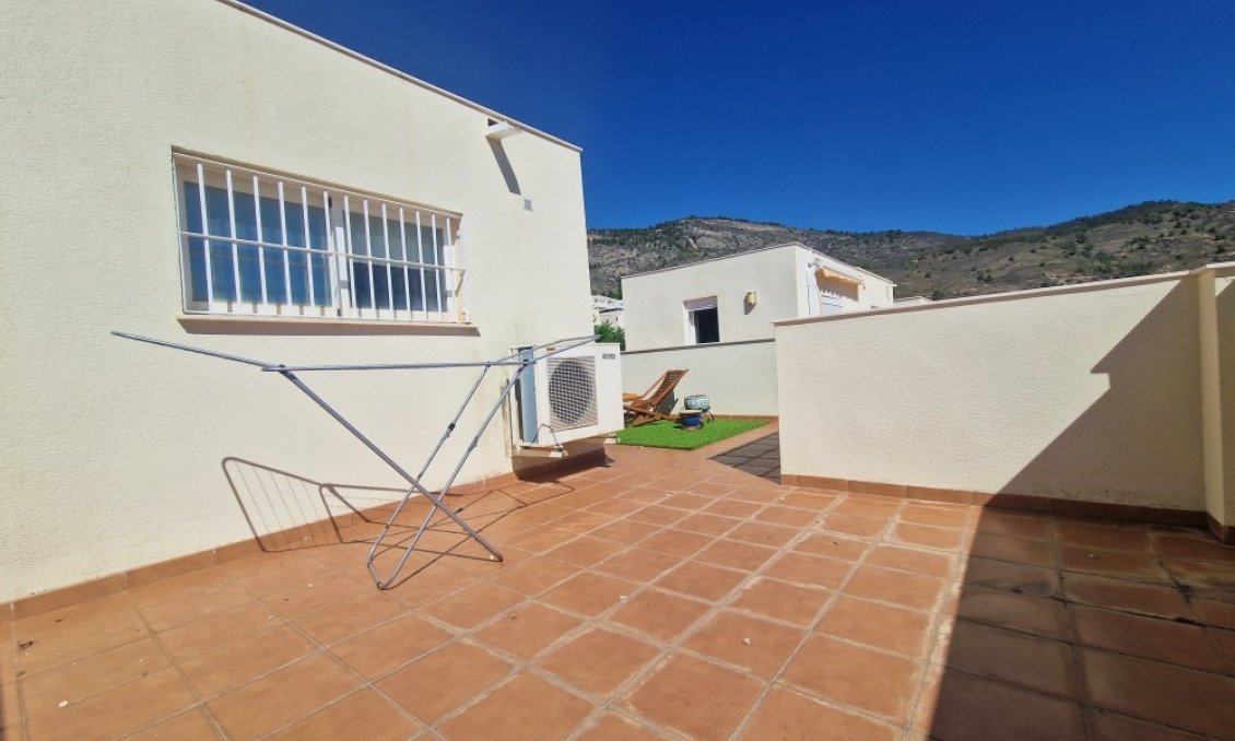 Wiederverkauf - Semi Detached -
Relleu - Inland