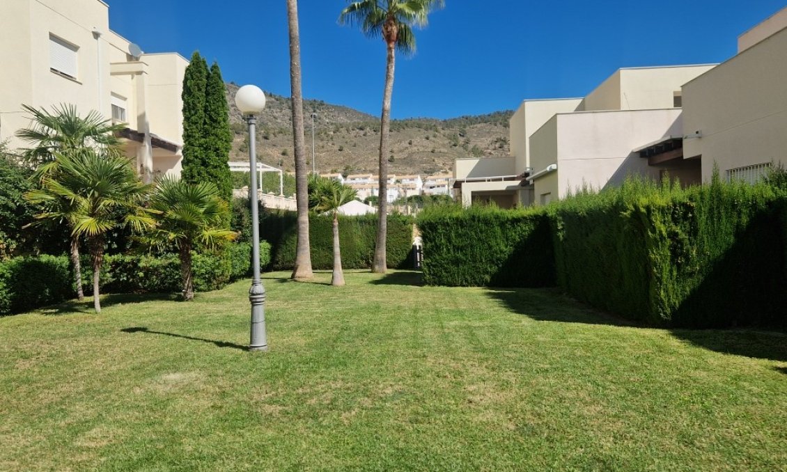 Wiederverkauf - Semi Detached -
Relleu - Inland