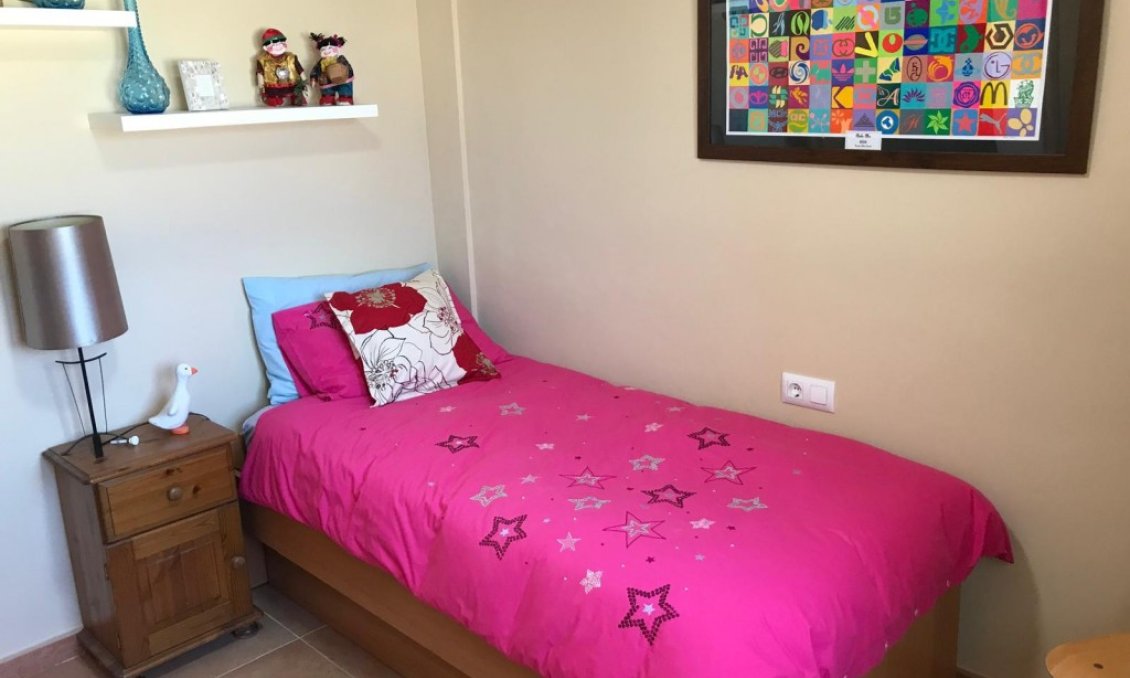 Wiederverkauf - Semi Detached -
Relleu - Inland