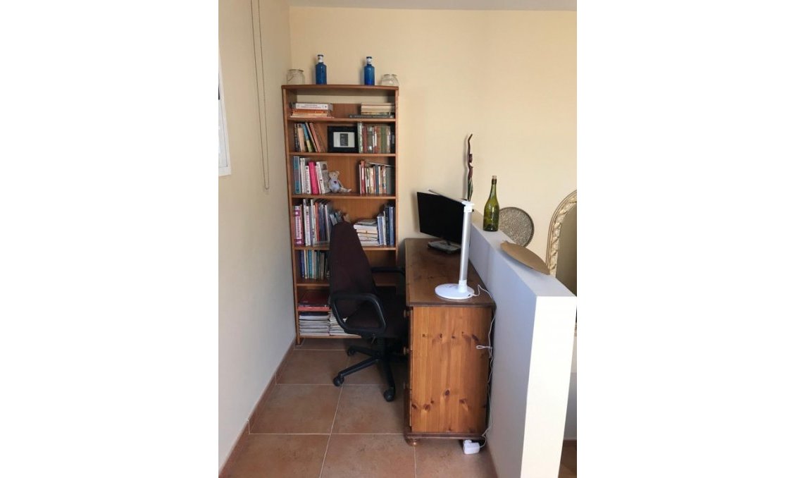 Wiederverkauf - Semi Detached -
Relleu - Inland