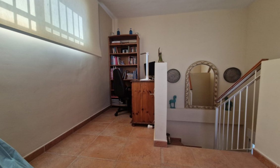 Wiederverkauf - Semi Detached -
Relleu - Inland