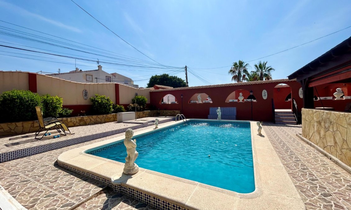 Resale - Villa -
El Chaparral - Inland