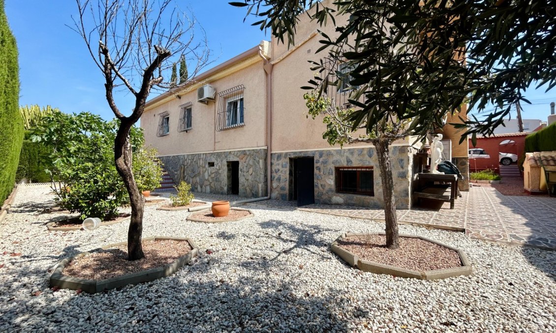 Resale - Villa -
El Chaparral - Inland