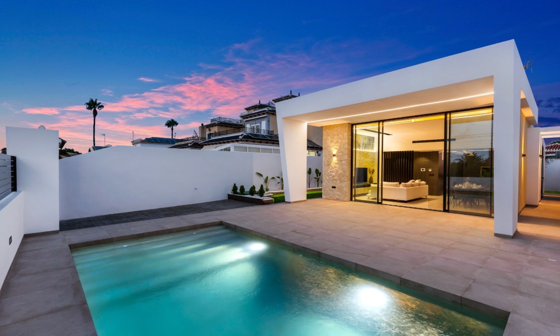 Resale - Villa -
El Chaparral - Inland