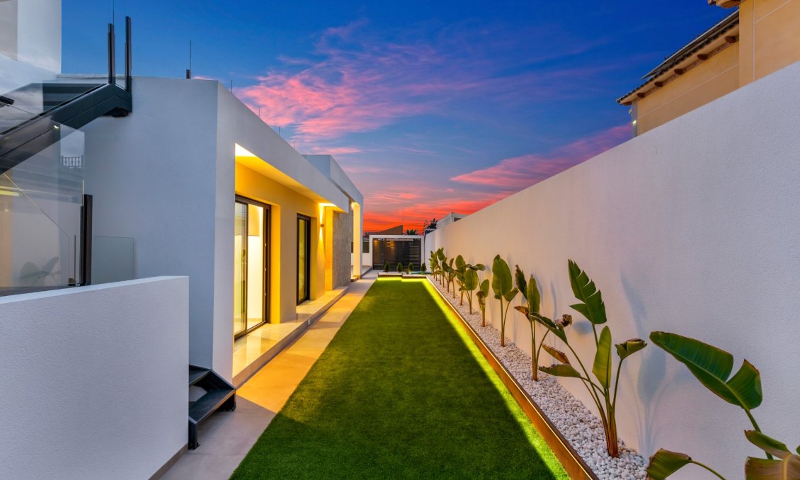 Resale - Villa -
El Chaparral - Inland