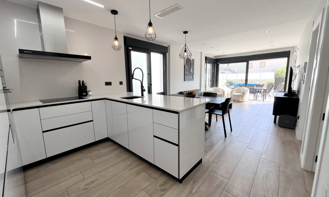 Wiederverkauf - Villa -
Punta Prima - Costa Blanca