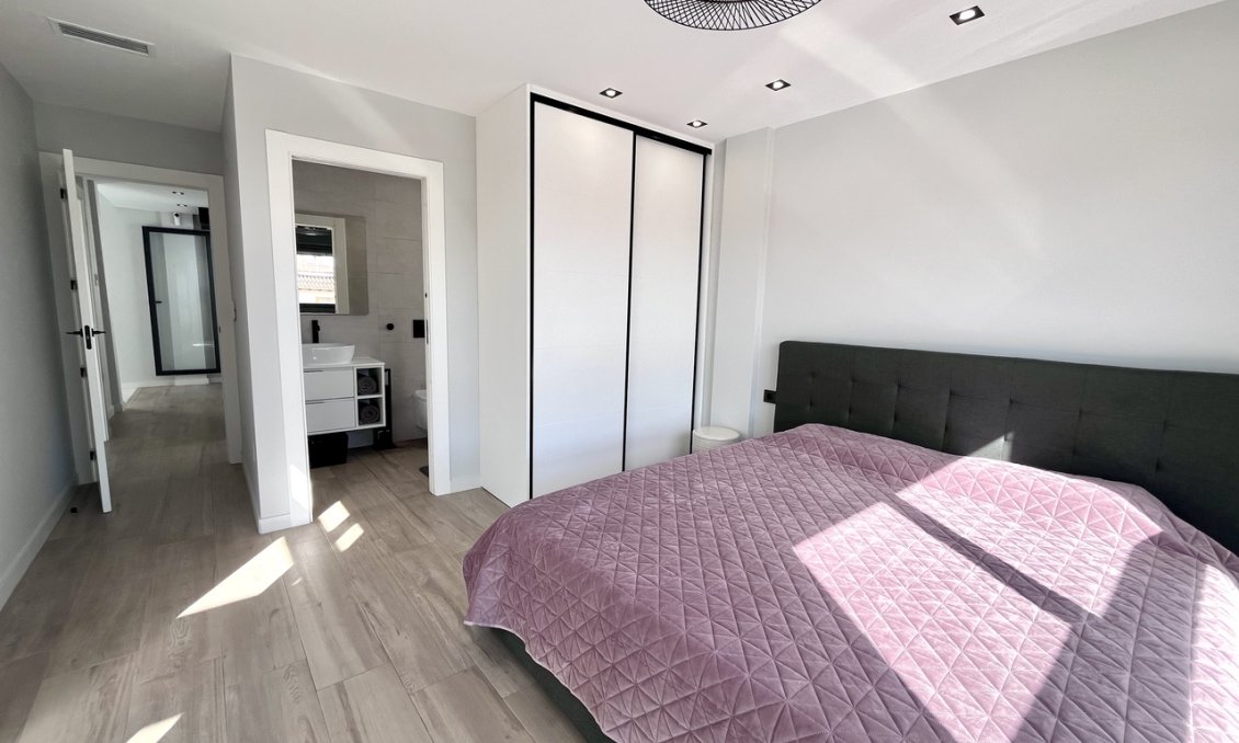 Wiederverkauf - Villa -
Punta Prima - Costa Blanca