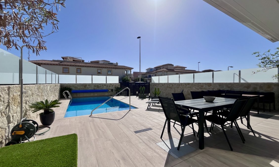 Wiederverkauf - Villa -
Punta Prima - Costa Blanca