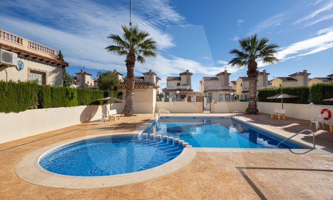 Resale - Villa -
Guardamar del Segura - El Raso