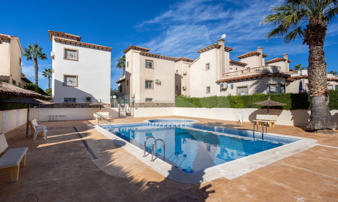 Resale - Villa -
Guardamar del Segura - El Raso