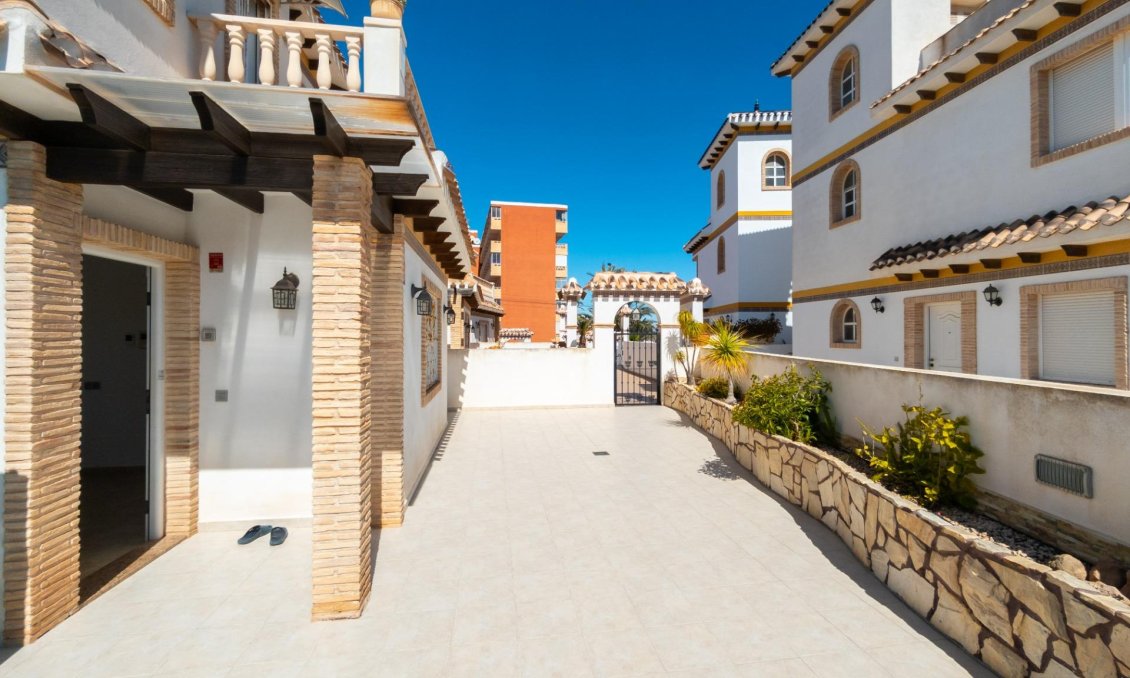 Resale - Villa -
Torrevieja - La Mata