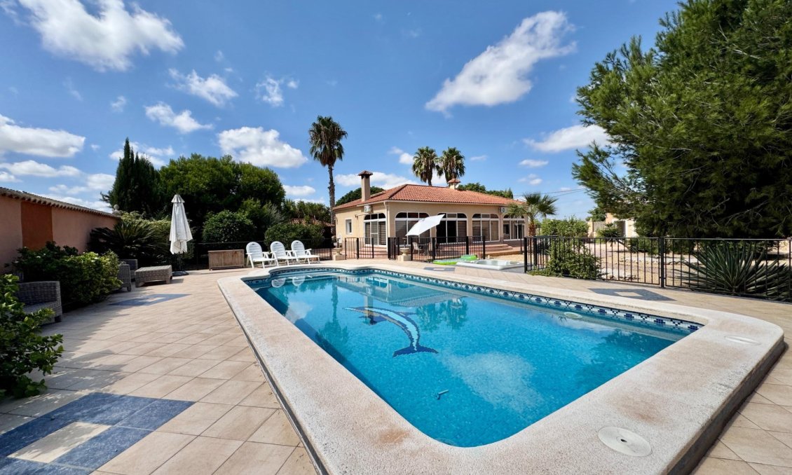 Resale - Villa -
Dolores - Cmno. Escorredor