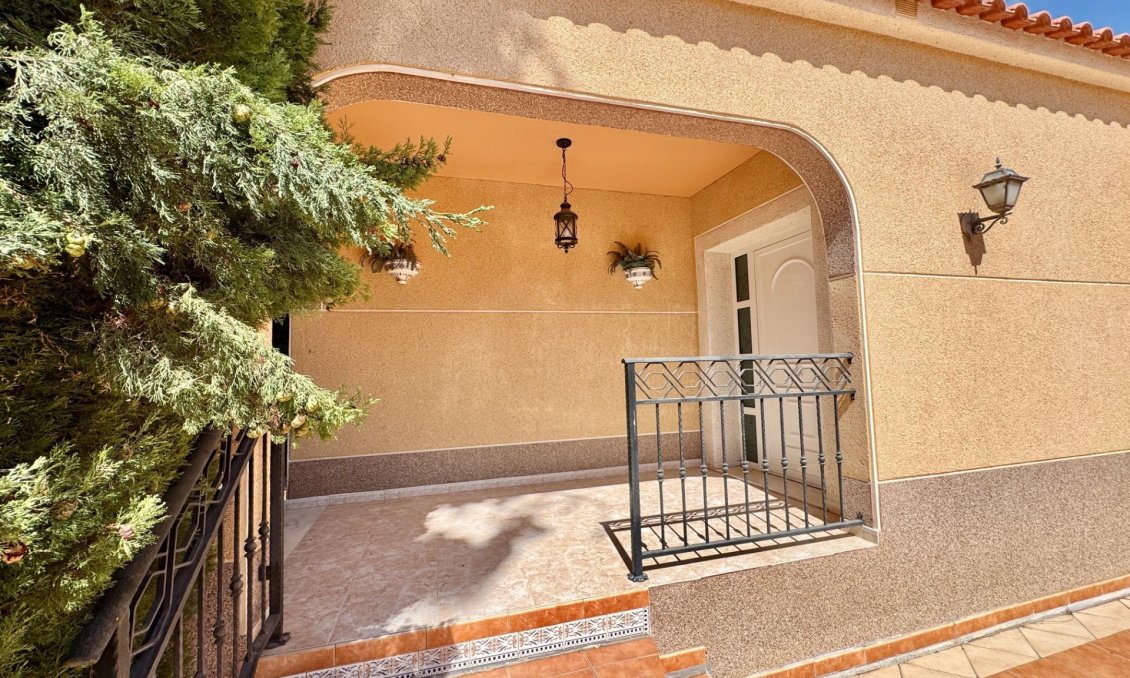 Resale - Villa -
Dolores - Cmno. Escorredor