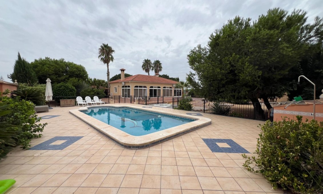 Resale - Villa -
Dolores - Cmno. Escorredor