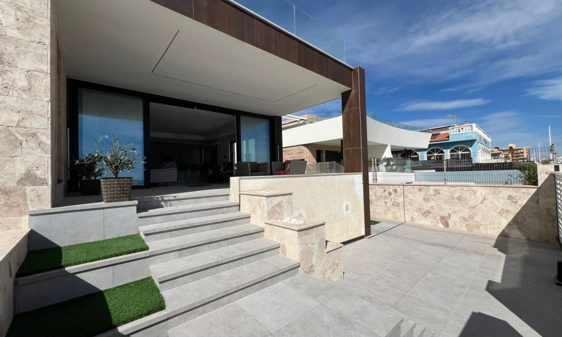 Resale - Villa -
Torrevieja - La Mata