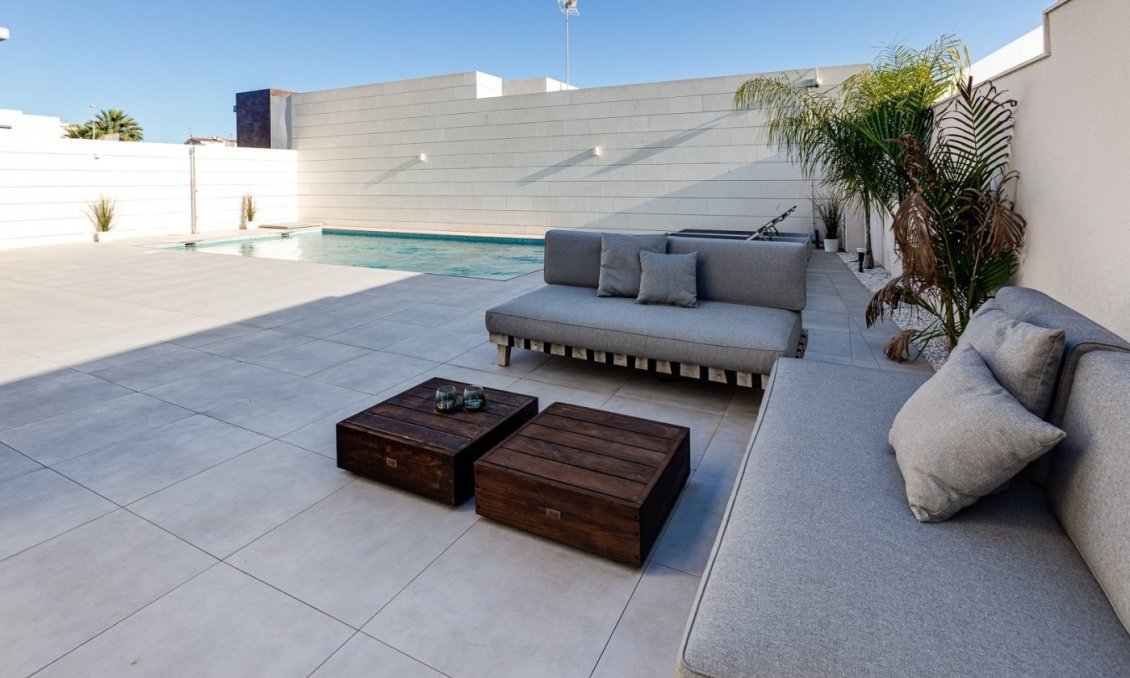 Neue Gebäude - Villa -
Pilar de la Horadada - pueblo