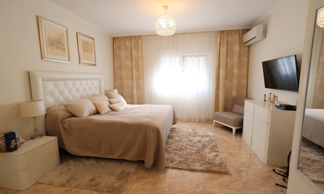 Resale - Villa -
Torrevieja - Costa Blanca