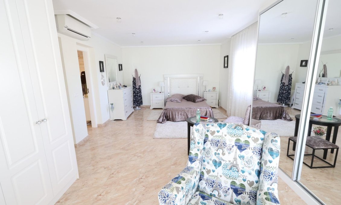 Resale - Villa -
Torrevieja - Costa Blanca