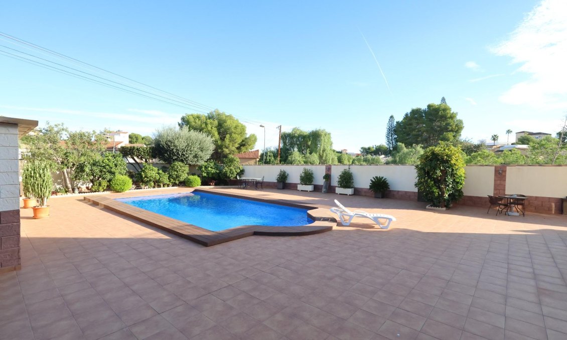 Resale - Villa -
Torrevieja - Costa Blanca