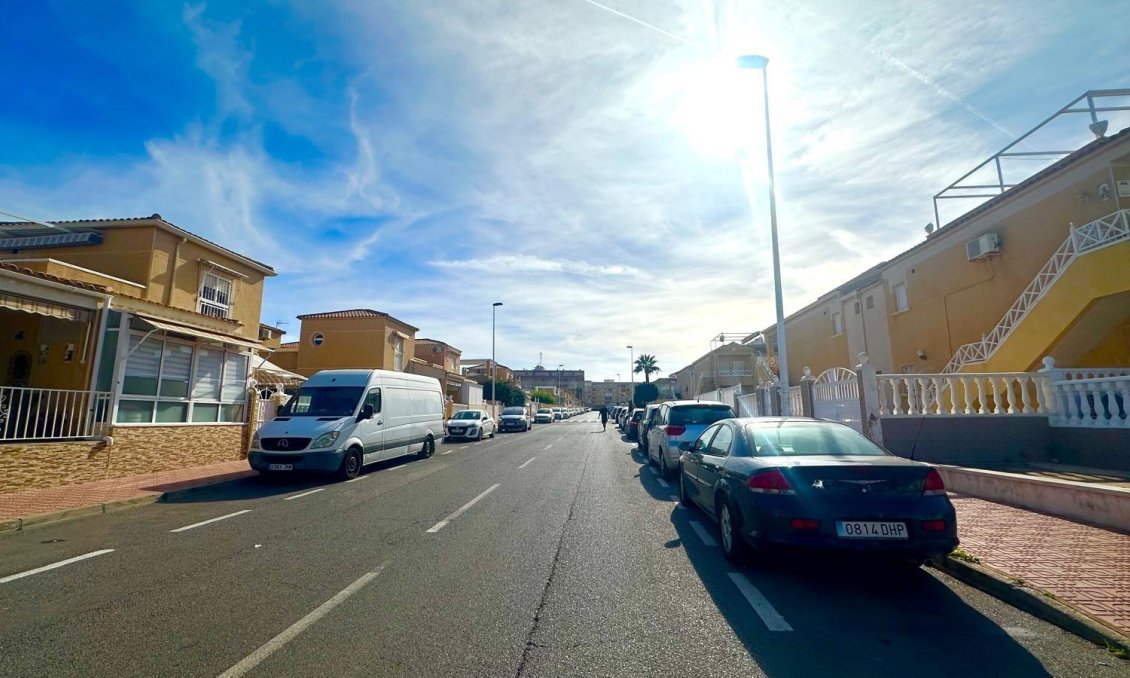 Wiederverkauf - Bungalow -
Torrevieja - Playa de los Locos