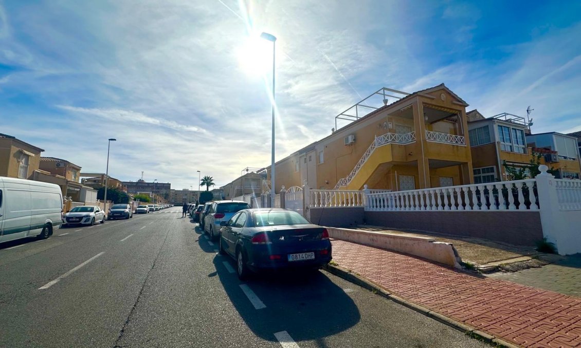Wiederverkauf - Bungalow -
Torrevieja - Playa de los Locos