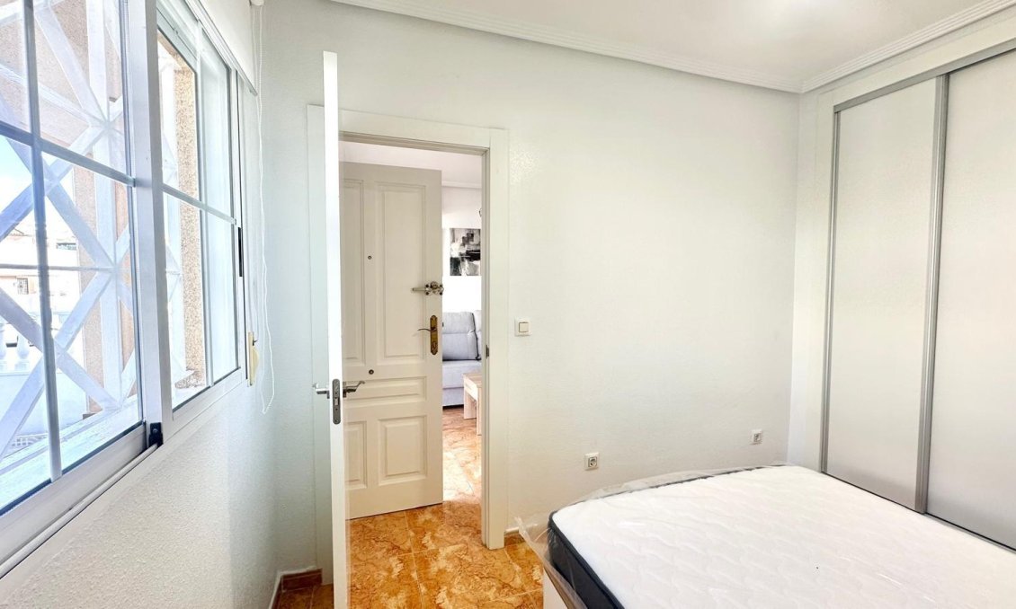 Wiederverkauf - Bungalow -
Torrevieja - Playa de los Locos