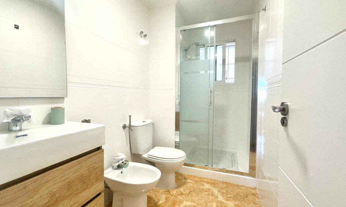 Wiederverkauf - Bungalow -
Torrevieja - Playa de los Locos