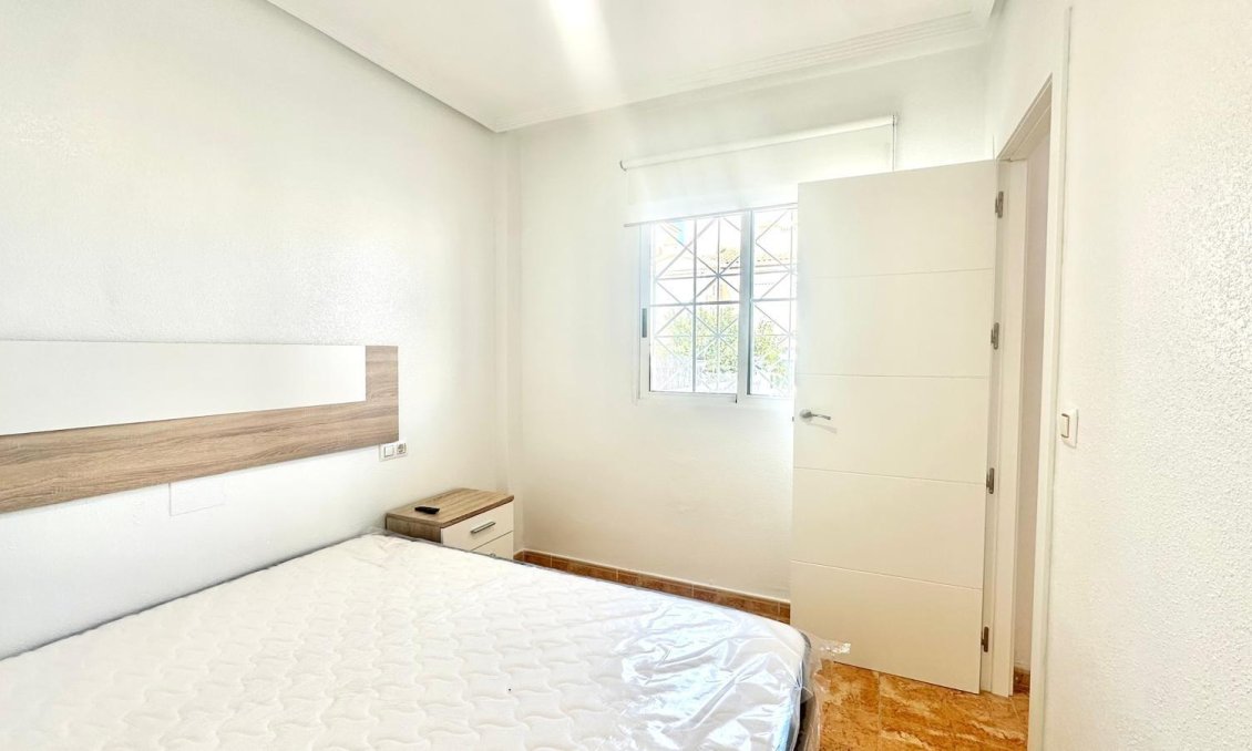 Wiederverkauf - Bungalow -
Torrevieja - Playa de los Locos