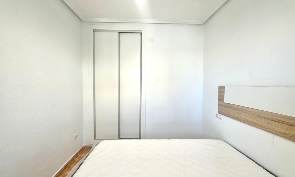 Wiederverkauf - Bungalow -
Torrevieja - Playa de los Locos