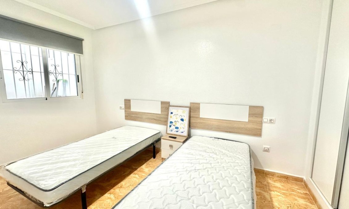 Wiederverkauf - Bungalow -
Torrevieja - Playa de los Locos