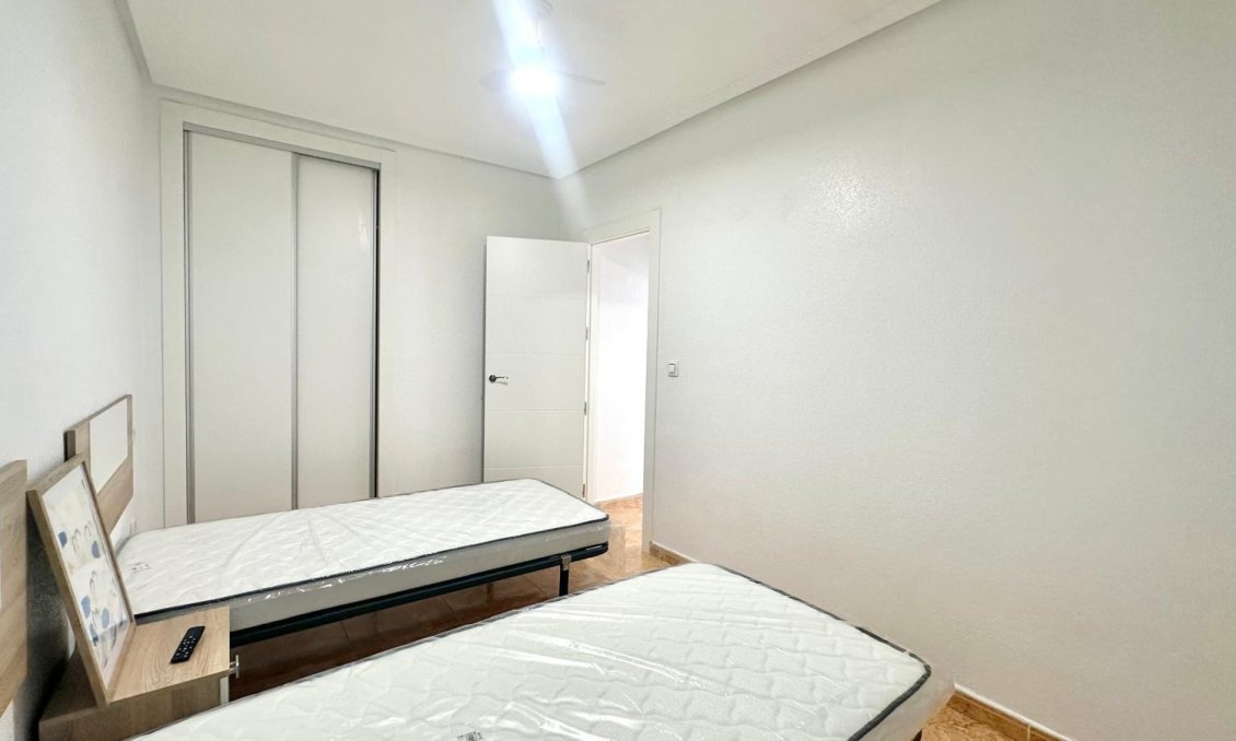 Wiederverkauf - Bungalow -
Torrevieja - Playa de los Locos