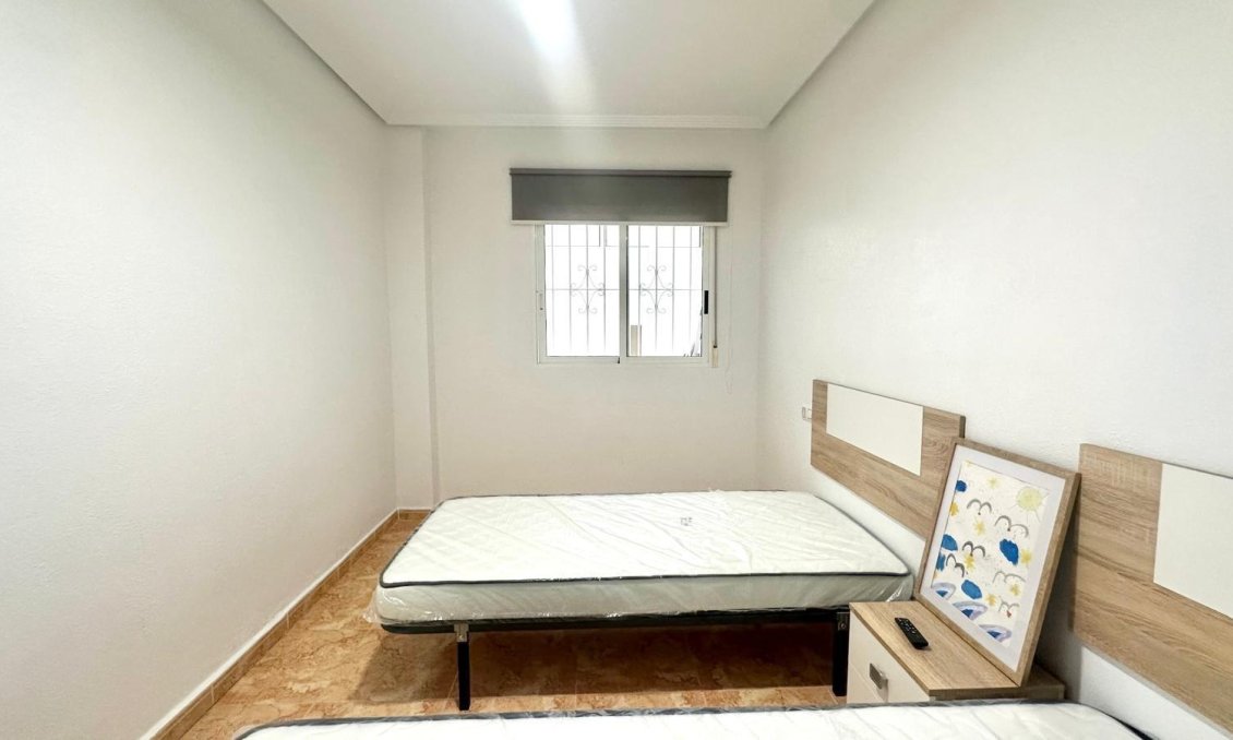 Wiederverkauf - Bungalow -
Torrevieja - Playa de los Locos