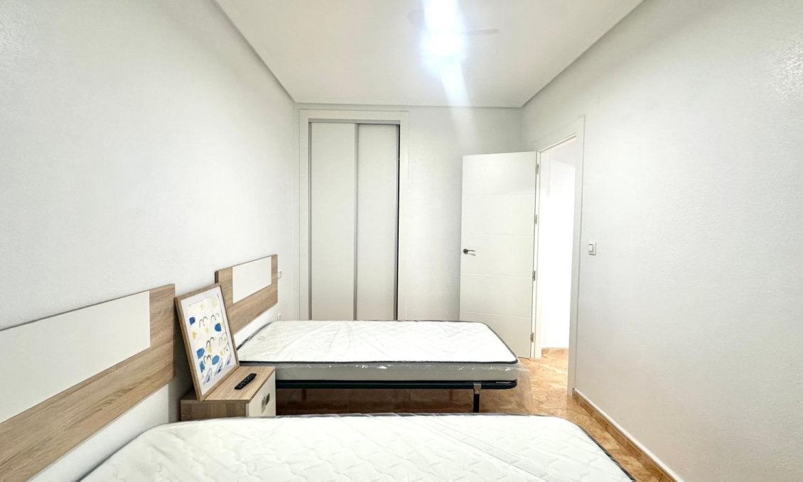 Wiederverkauf - Bungalow -
Torrevieja - Playa de los Locos