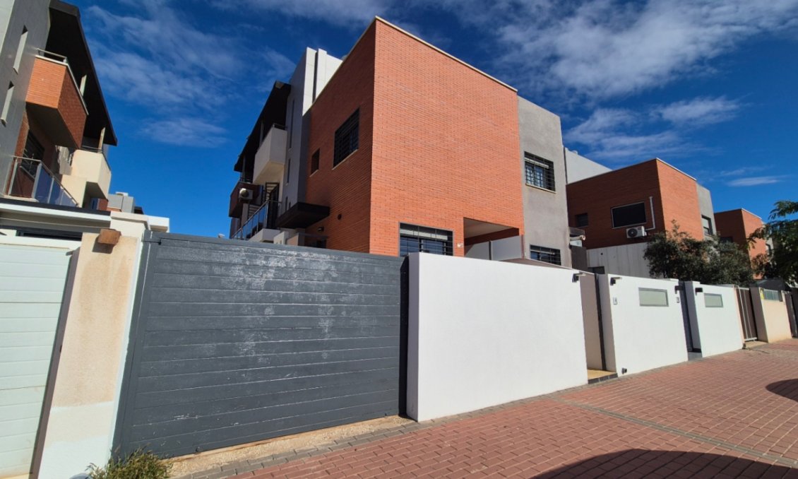 Használt Ingatlanok - Kétszintes lakás -
Torrevieja - Costa Blanca