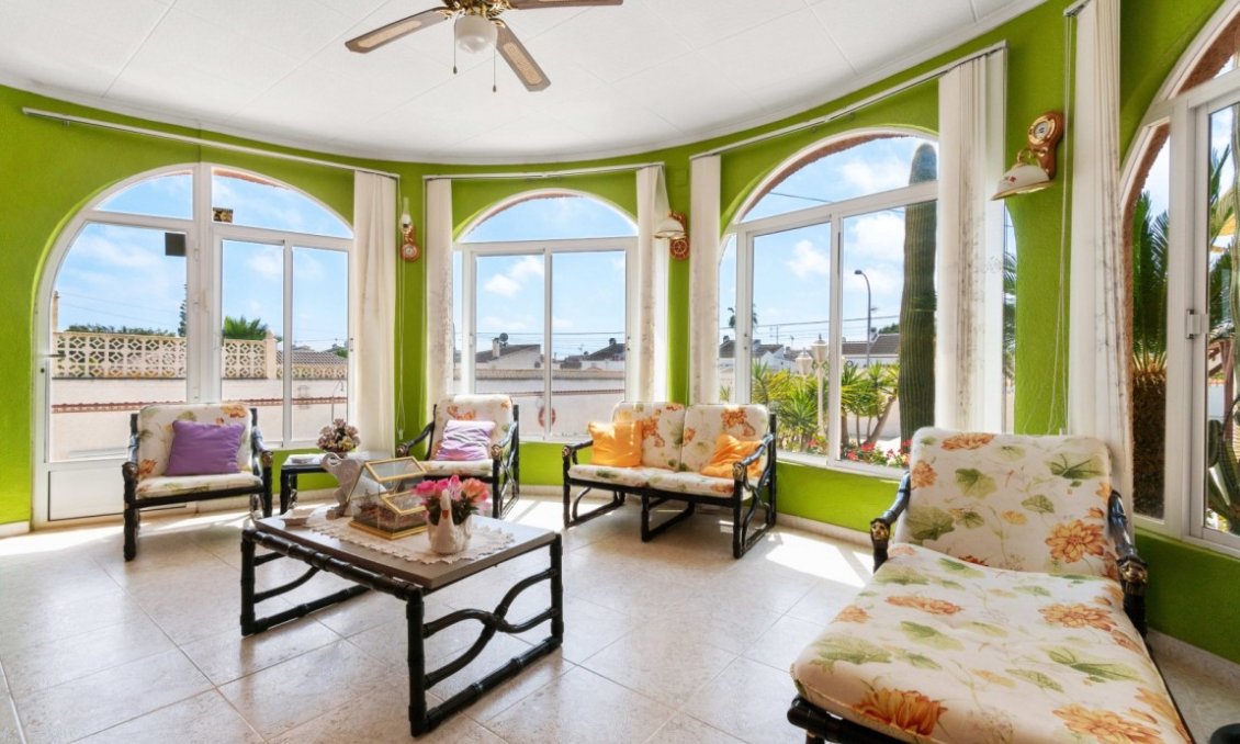 Segunda mano - Villa -
San Luis - Inland