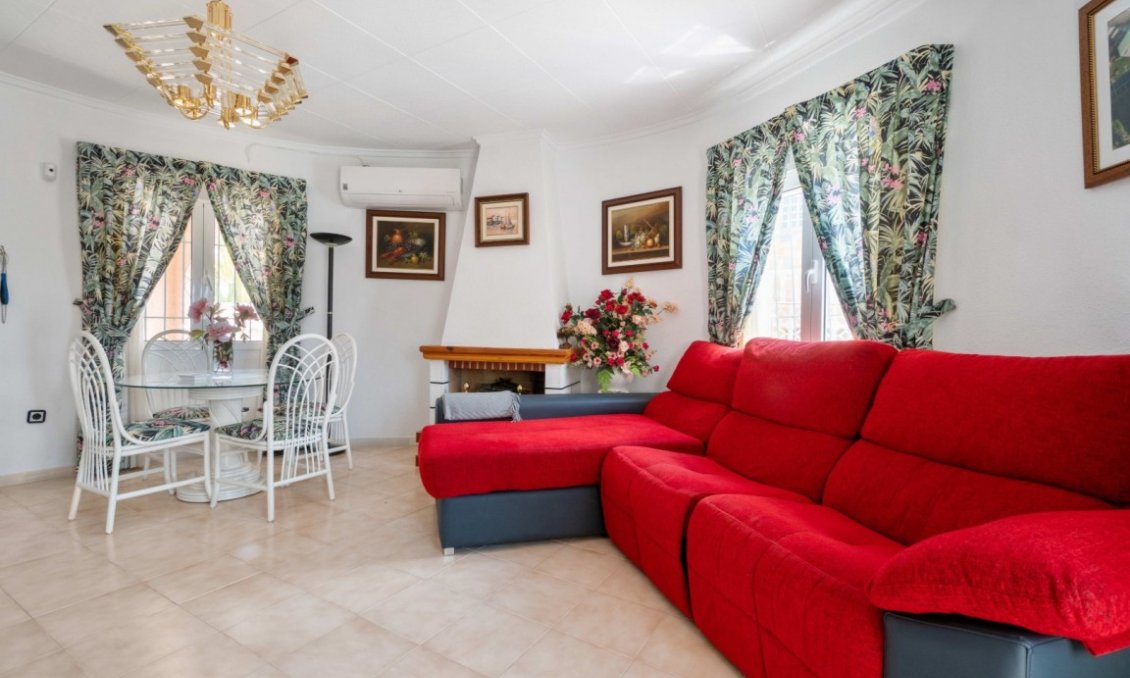 Segunda mano - Villa -
San Luis - Inland