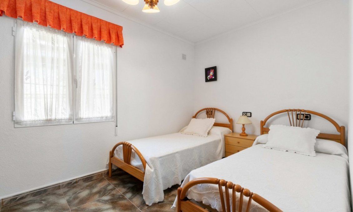 Segunda mano - Villa -
San Luis - Inland