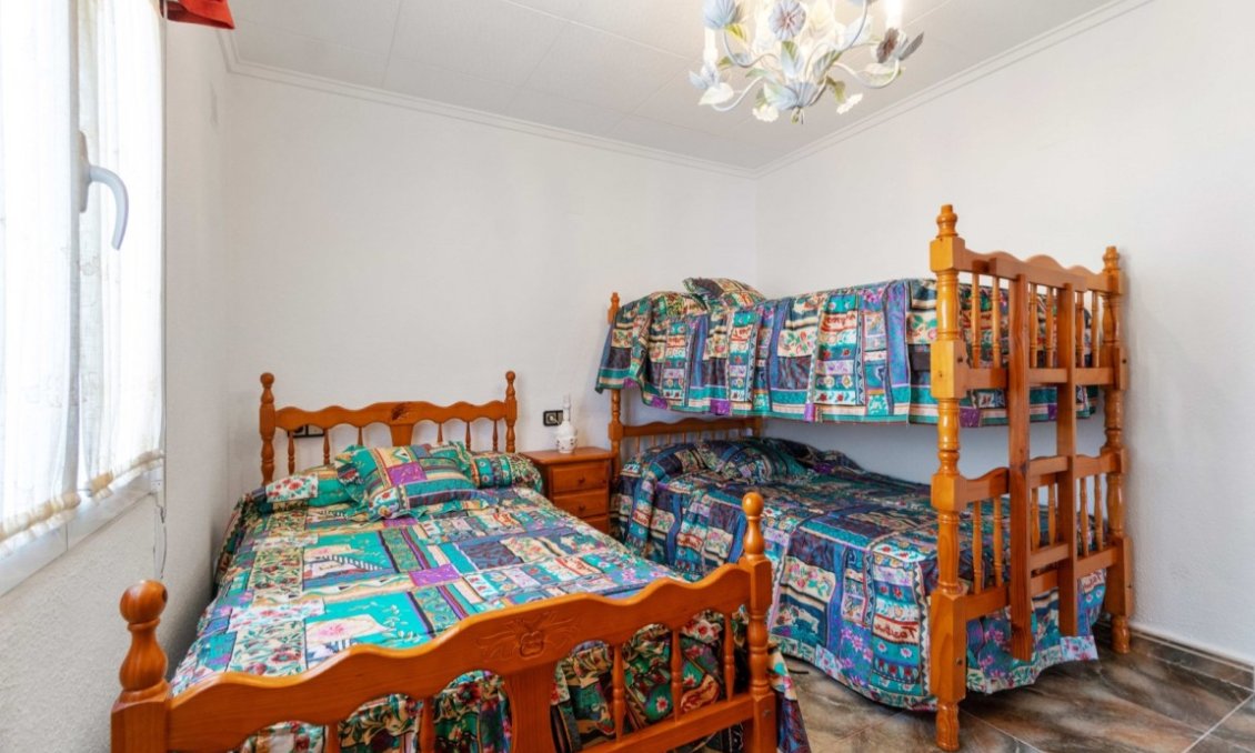 Segunda mano - Villa -
San Luis - Inland