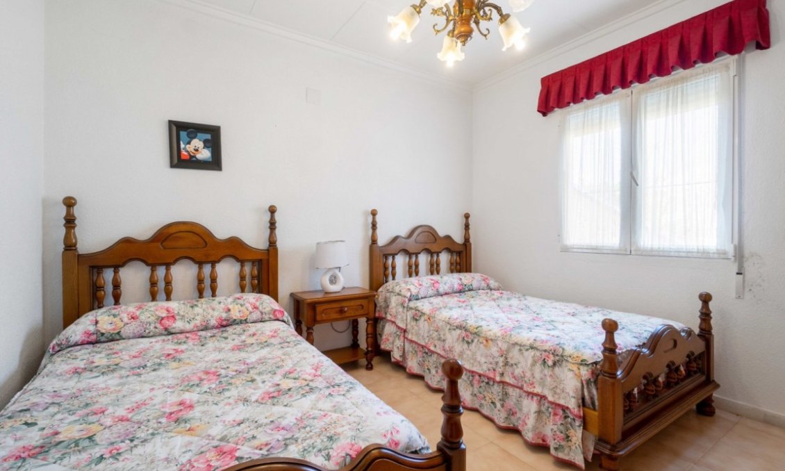 Segunda mano - Villa -
San Luis - Inland