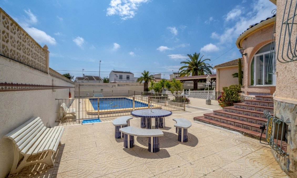 Segunda mano - Villa -
San Luis - Inland