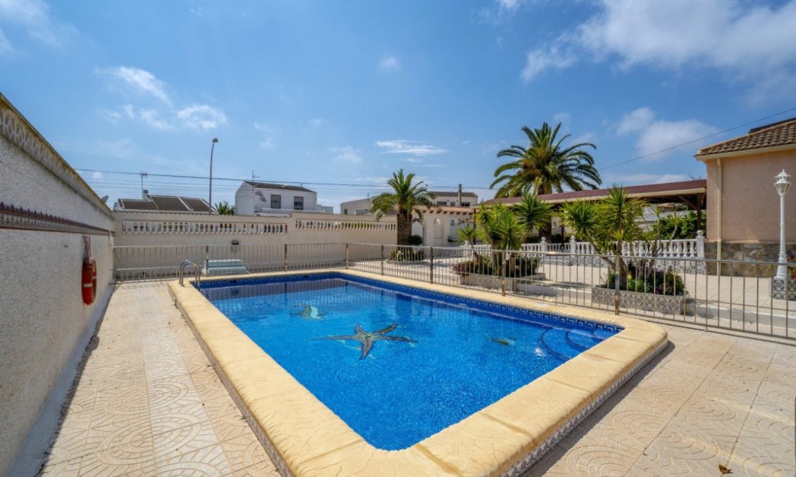 Segunda mano - Villa -
San Luis - Inland