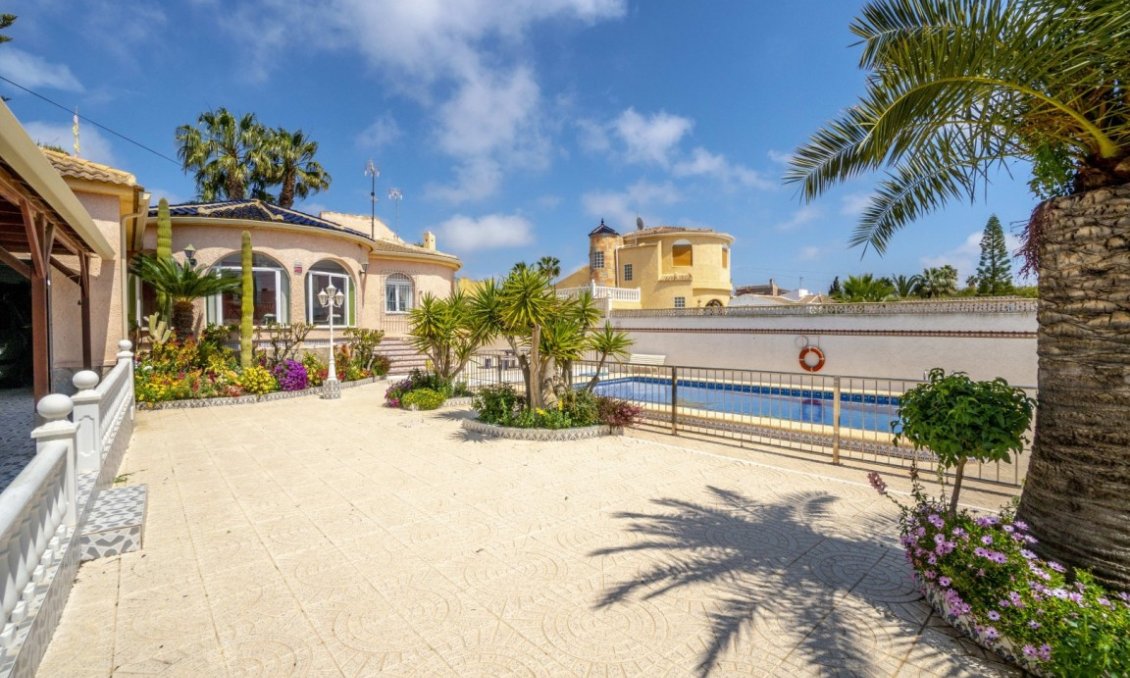 Segunda mano - Villa -
San Luis - Inland