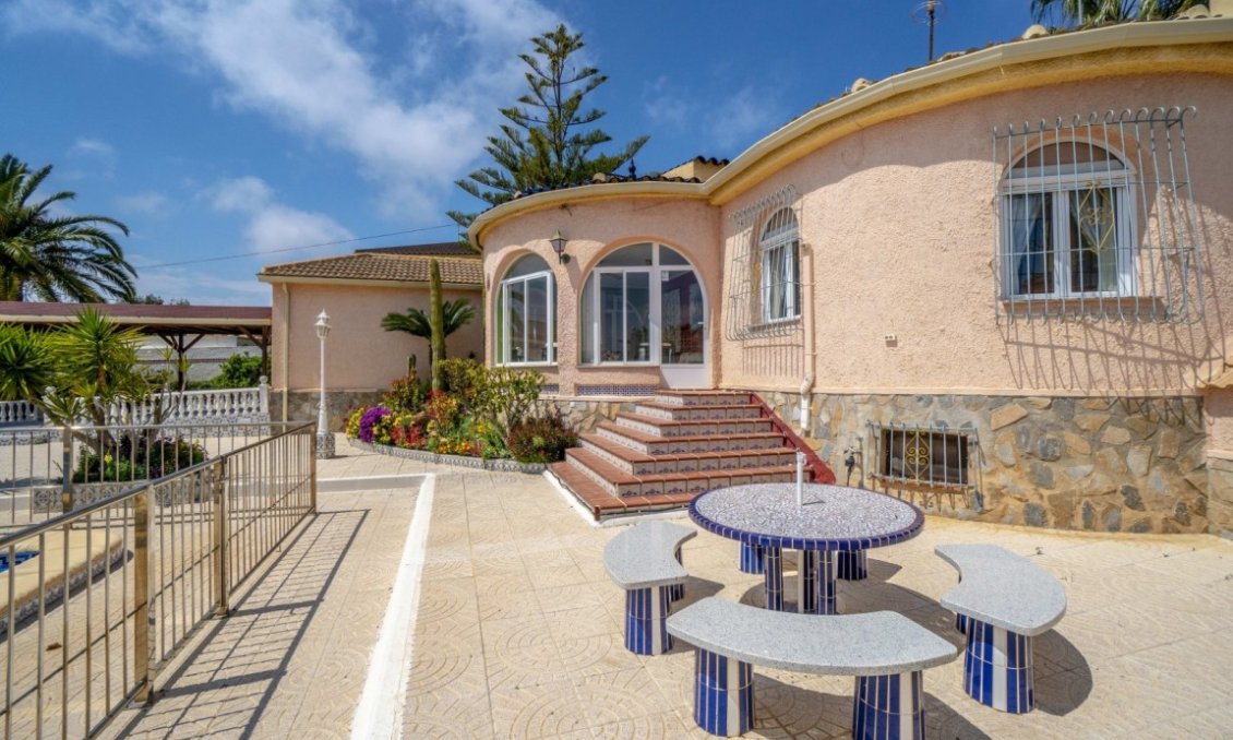 Segunda mano - Villa -
San Luis - Inland