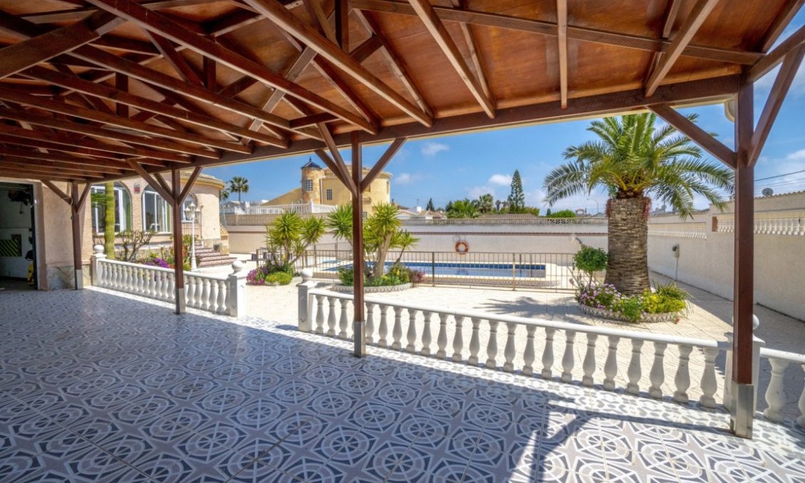 Segunda mano - Villa -
San Luis - Inland