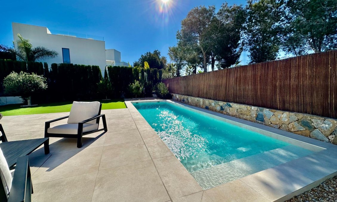 Használt Ingatlanok - Villa -
Orihuela - Las Colinas Golf